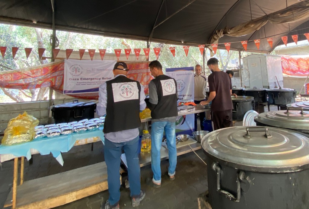 Volunteers bag hot meals for displaced palestinians